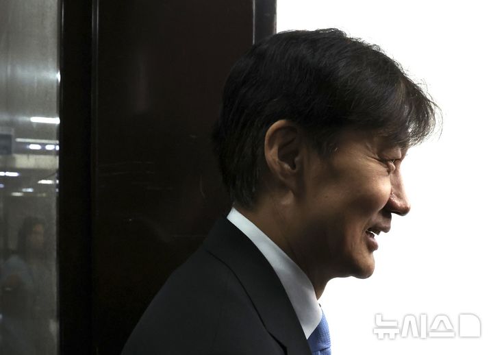 [서울=뉴시스] 김명년 기자 = 조국 조국혁신당 혁신정책연구원장이 1일 오전 서울 여의도 국회 당대표실에서 나와 최고위원회의에 참석하기 위해 이동하고 있다. 2025.09.01. kmn@newsis.com