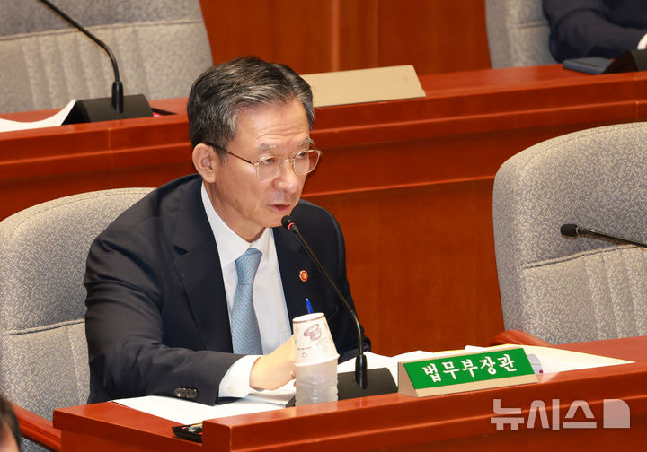 [서울=뉴시스] 고승민 기자 = 정성호 법무부 장관이 1일 서울 여의도 국회에서 열린 예산결산특별위원회 전체회의에서 의원 질의에 답하고 있다. 2025.09.01. kkssmm99@newsis.com