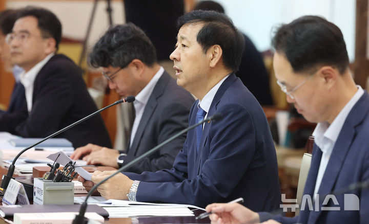 [서울=뉴시스] 추상철 기자 = 구윤철 경제부총리 겸 기획재정부 장관이 1일 오전 서울 종로구 정부서울청사에서 열린 '공공기관운영위원회'에서 모두발언을 하고 있다. 2025.09.01. scchoo@newsis.com