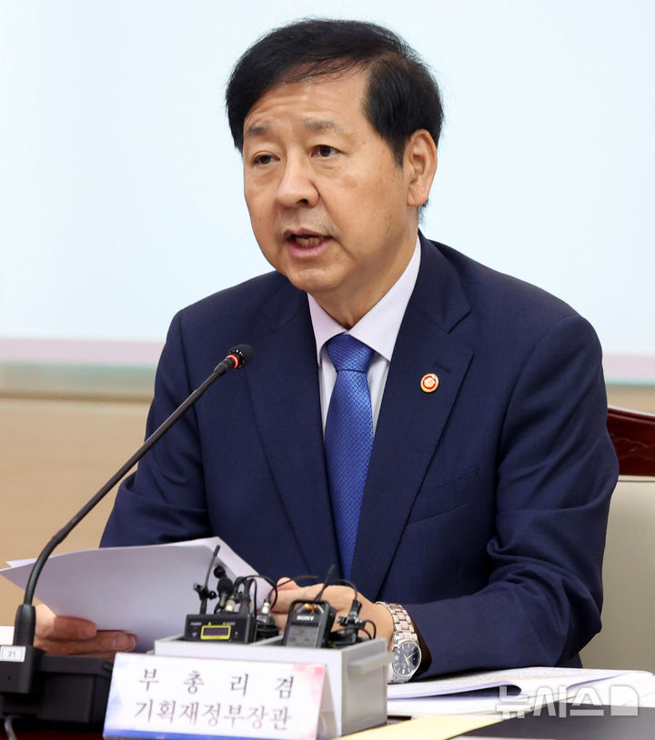 [서울=뉴시스] 추상철 기자 = 구윤철 경제부총리 겸 기획재정부 장관이 1일 오전 서울 종로구 정부서울청사에서 열린 '공공기관운영위원회'에서 모두발언을 하고 있다. 2025.09.01. scchoo@newsis.com