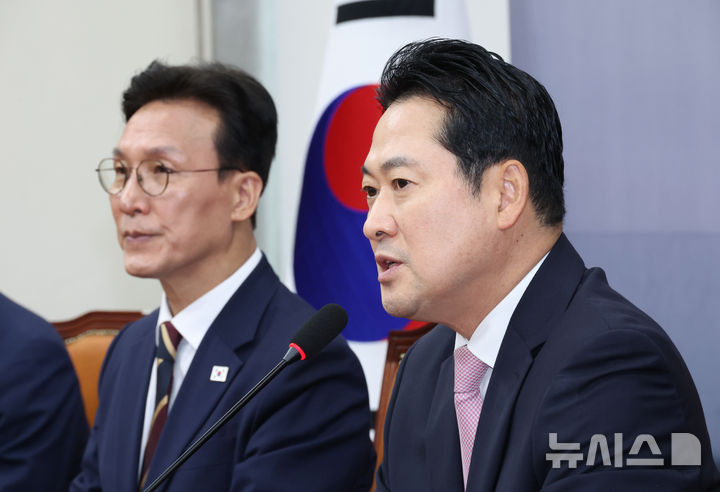 [서울=뉴시스] 김금보 기자 = 장동혁(오른쪽) 국민의힘 대표가 1일 오전 서울 여의도 국회에서 김민석 국무총리의 예방을 받으며 발언하고 있다. 2025.09.01. kgb@newsis.com