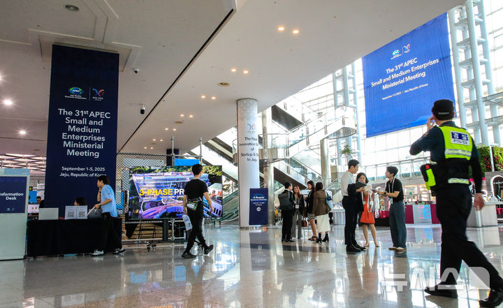 [서귀포=뉴시스] 우장호 기자 = 지난 1일 오전 제주 서귀포시 제주국제컨벤션센터(ICC) 3층 로비에 중소기업벤처기업부가 '아시아태평양경제협력체(APEC) 중소기업 장관회의'에 앞서 부대행사로 마련한 'APEC 중소기업 주간' 체험 부스가 펼쳐져 있다. 2025.09.04. woo1223@newsis.com