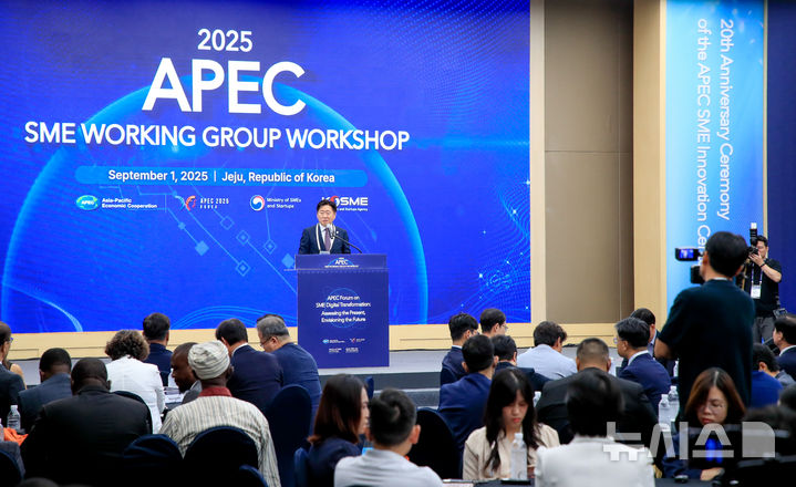 [서귀포=뉴시스] 우장호 기자 = 강석진 중소벤처기업진흥공단 이사장이 1일 오전 제주 서귀포시 제주국제컨벤션센터(ICC)에서 열린 '2025 아시아태평양경제협력체(APEC) 중소기업 혁신포럼'에서 개회사를 하고 있다. 2025.09.01. woo1223@newsis.com