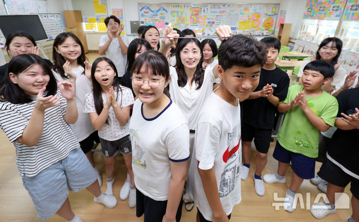 [대구=뉴시스] 이무열 기자 = 여름방학을 마치고 개학한 1일 대구 수성구 대구성동초등학교 6학년 11반 학생들이 방학 동안 자란 키를 재고 있다. 2025.09.01. lmy@newsis.com