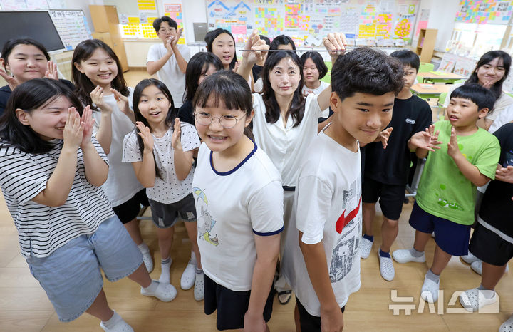 [대구=뉴시스] 이무열 기자 = 여름방학을 마치고 개학한 1일 대구 수성구 대구성동초등학교 6학년 11반 학생들이 방학 동안 자란 키를 재고 있다. 2025.09.01. lmy@newsis.com