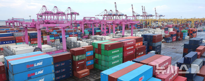 [인천=뉴시스] 전진환 기자 = 1일 산업통상자원부가 발표한 '8월 수출입 동향'에 따르면 수출은 1년 전보다 1.3% 증가한 584억 달러(81조1176억원)로 동월 기준 역대 최대치를 기록했다. 우리나라 주력 수출 품목인 반도체는 역대 최대 실적을 경신했고, 자동차 역시 8월 기준 최대 실적을 기록하며 수출 증가세를 주도했다. 다만 상호관세 영향으로 미국으로의 수출은 전년 대비 12% 감소했다. 이 날 인천 연수구 인천신항 컨테이너 터미널에 컨테이너가 쌓여 있다. 2025.09.01. amin2@newsis.com