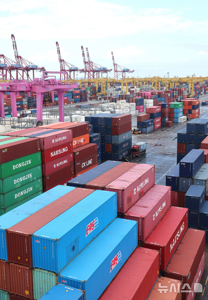 [인천=뉴시스] 전진환 기자 = 지난 1일 인천 연수구 인천신항 컨테이너 터미널에 컨테이너가 쌓여 있다. 2025.09.03. amin2@newsis.com