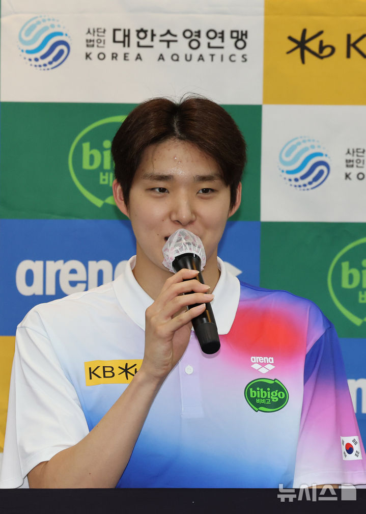 [서울=뉴시스] 배훈식 기자 = 김우민(강원도청)이 1일 오전 서울 송파구 서울올림픽파크텔에서 열린 2025 제22회 싱가포르 세계수영선수권대회 수영 국가대표선수단 포상식에서 취재진의 질문에 답하고 있다. 2025.09.01. dahora83@newsis.com