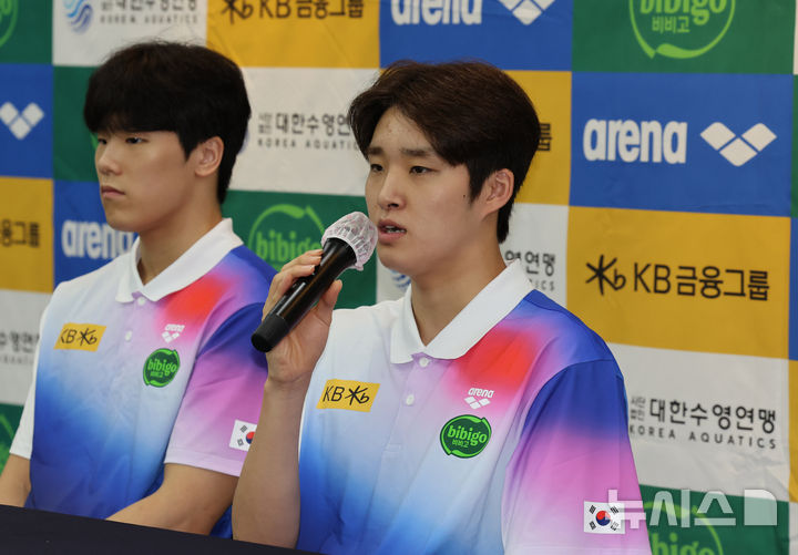 [서울=뉴시스] 배훈식 기자 = 김우민(강원도청)이 1일 오전 서울 송파구 서울올림픽파크텔에서 열린 2025 제22회 싱가포르 세계수영선수권대회 수영 국가대표선수단 포상식에서 취재진의 질문에 답하고 있다. 2025.09.01. dahora83@newsis.com