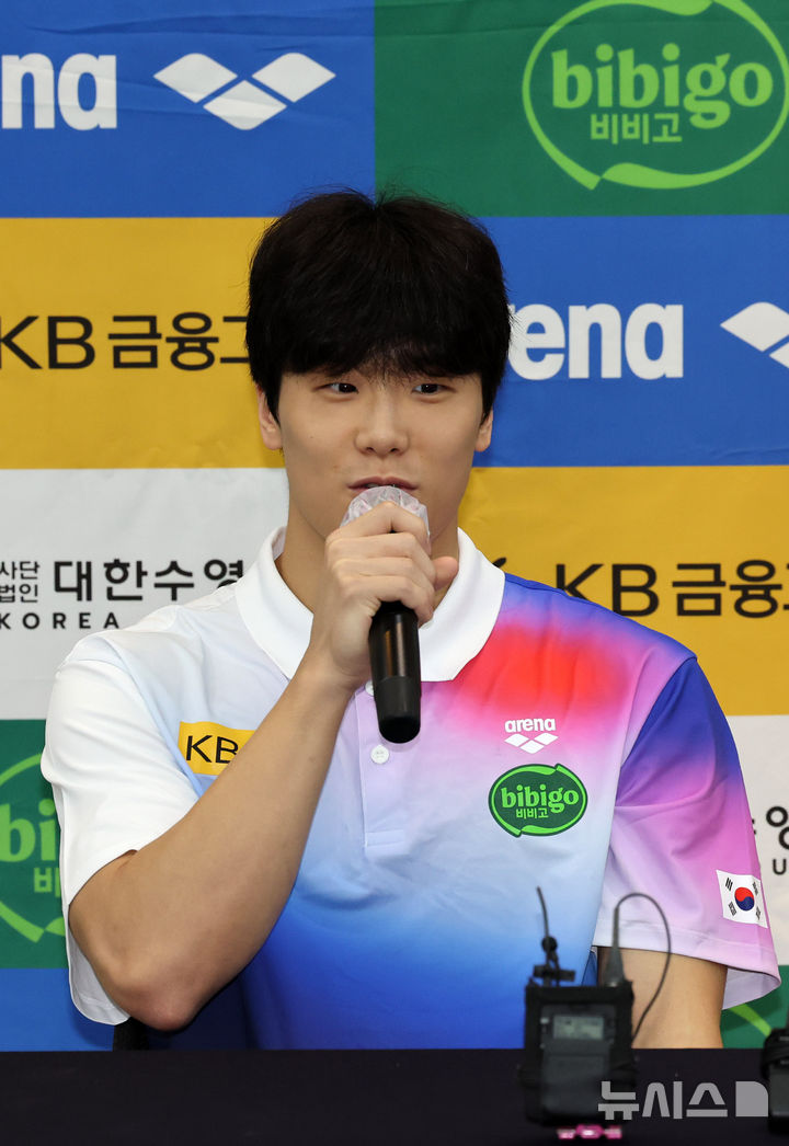 [서울=뉴시스] 배훈식 기자 = 지유찬(대구시청)이 1일 오전 서울 송파구 서울올림픽파크텔에서 열린 2025 제22회 싱가포르 세계수영선수권대회 수영 국가대표선수단 포상식에서 취재진의 질문에 답하고 있다. 2025.09.01. dahora83@newsis.com