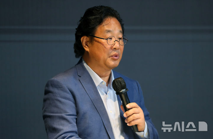 [서울=뉴시스] 김혜진 기자 = 1일 오전 서울 중구 동대문디자인플라자(DDP)에서 열린 디자인 마이애미 인 시추 서울 기자간담회에서 차강희 서울디자인재단 대표이사가 인사말을 하고 있다. 서울디자인재단은 세계적 디자인 플랫폼인 디자인 마이애미(Design Miami)와 협력해 1일부터 14일까지 동대문디자인플라자(DDP) 이간수문전시장에서 '창작의 빛: 한국을 비추다(Illuminated: A Spotlight on Korean Design)' 전시를 연다. 2025.09.01. jini@newsis.com
