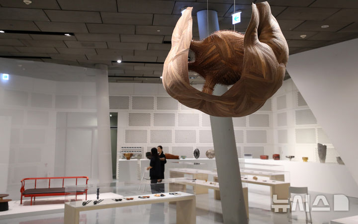 [서울=뉴시스] 김혜진 기자 = 1일 오전 서울 중구 동대문디자인플라자(DDP)에서 열린 디자인 마이애미 인 시추 서울 전시에서 관람객들이 전시를 관람하고 있다. 2025.09.01. jini@newsis.com