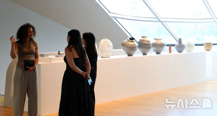 [서울=뉴시스] 김혜진 기자 = 1일 오전 서울 중구 동대문디자인플라자(DDP)에서 열린 디자인 마이애미 인 시추 서울 전시에서 관람객들이 전시를 관람하고 있다. 2025.09.01. jini@newsis.com