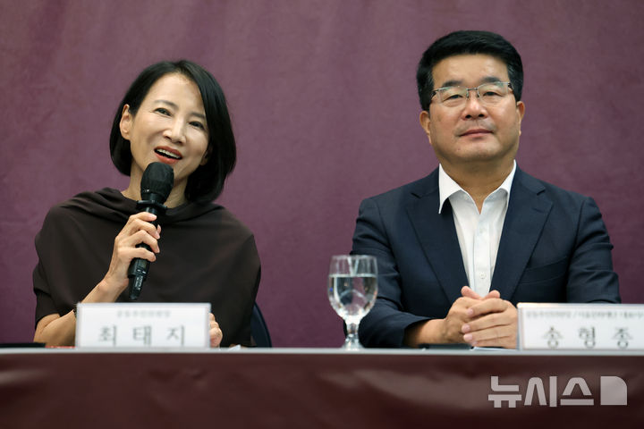 [서울=뉴시스] 박진희 기자 = 서울문화재단 '2025 서울어텀페스타' 최태지 공동추진위원장(전 국립발레단장)과 송형종 서울문화재단 대표이사가 1일 서울 중구 프레스센터에서 기자간담회를 하고 있다. '서울어텀페스타'는 서울에서 발표되는 연극, 무용, 음악, 전통예술 등 순수공연예술 공연과 축제 정보를 하나의 브랜드로 묶어 소개하는 통합브랜드 플랫폼이다. 2025.09.01. pak7130@newsis.com