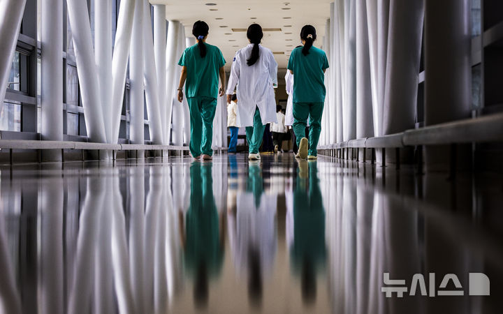 [서울=뉴시스] 김근수 기자 = 한 대학병원에서 의료진들이 이동하고 있다. 2025.09.01. ks@newsis.com