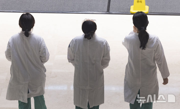 [서울=뉴시스] 지난해 9월 1일 서울 시내의 한 대학병원에서 의료진들이 이동하는 모습. 2025.09.01. ks@newsis.com