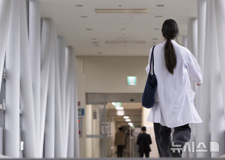 [서울=뉴시스] 김근수 기자 = 서울 시내의 한 대학병원에서 의료진들이 이동하고 있다. 2025.09.01. ks@newsis.com