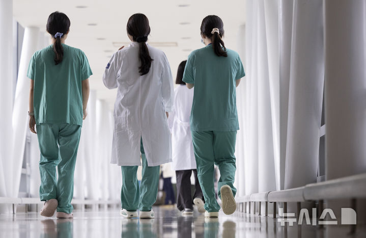 [서울=뉴시스] 김근수 기자 = 서울 시내의 한 대학병원에서 의료진들이 이동하고 있다. 2025.09.01. ks@newsis.com