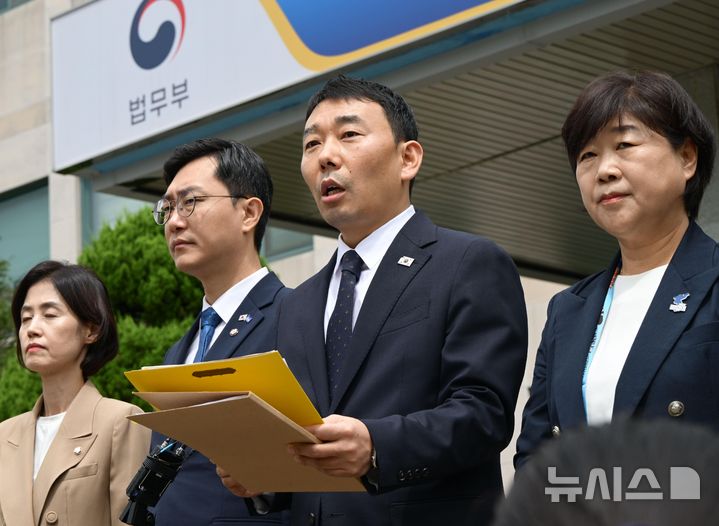 [의왕=뉴시스] 국회사진기자단 = 김용민 국회 법제사법위원회 더불어민주당 간사가 1일 경기도 의왕시 서울구치소에서 열린 현장검증을 마치고 브리핑을 하고 있다. 이날 법사위는 윤석열 전 대통령 수감 중 특혜 제공 여부를 확인하고 특검 출석 요구 당시 윤 전 대통령이 옷을 벗고 버티는 과정이 있었는지 여부를 CCTV 등의 영상기록으로 열람했다. 2025.09.01. photo@newsis.com