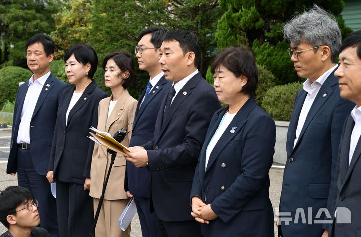 [의왕=뉴시스] 국회사진기자단 = 김용민 국회 법제사법위원회 더불어민주당 간사가 1일 경기도 의왕시 서울구치소에서 열린 현장검증을 마치고 브리핑을 하고 있다. 이날 법사위는 윤석열 전 대통령 수감 중 특혜 제공 여부를 확인하고 특검 출석 요구 당시 윤 전 대통령이 옷을 벗고 버티는 과정이 있었는지 여부를 CCTV 등의 영상기록으로 열람했다. 2025.09.01. photo@newsis.com