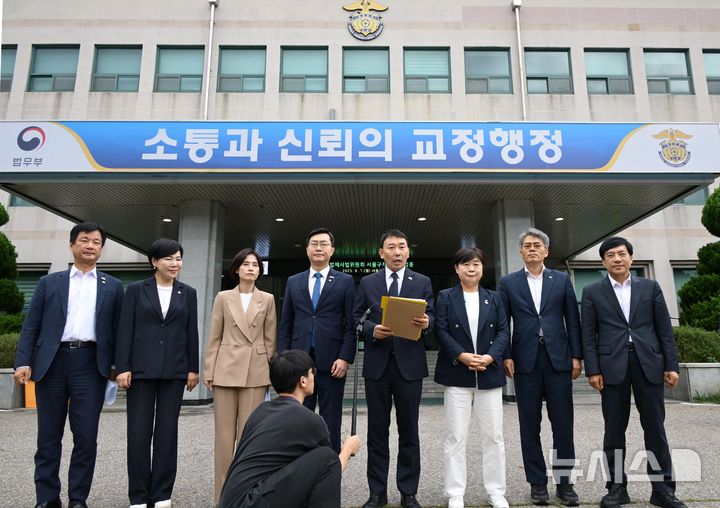 [의왕=뉴시스] 국회사진기자단 = 김용민 국회 법제사법위원회 더불어민주당 간사가 1일 경기도 의왕시 서울구치소에서 열린 현장검증을 마치고 브리핑을 하고 있다. 이날 법사위는 윤석열 전 대통령 수감 중 특혜 제공 여부를 확인하고 특검 출석 요구 당시 윤 전 대통령이 옷을 벗고 버티는 과정이 있었는지 여부를 CCTV 등의 영상기록으로 열람했다. 2025.09.01. photo@newsis.com