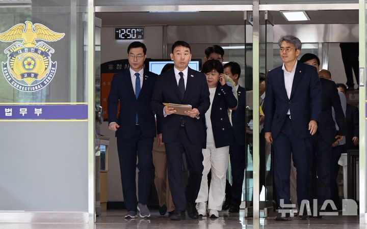 [의왕=뉴시스] 국회사진기자단 = 김용민 국회 법제사법위원회 더불어민주당 간사를 비롯해 여당 의원들이 1일 경기도 의왕시 서울구치소에서 열린 현장검증을 마치고 구치소 청사를 나서고 있다. 이날 법사위는 윤석열 전 대통령 수감 중 특혜 제공 여부를 확인하고 특검 출석 요구 당시 윤 전 대통령이 옷을 벗고 버티는 과정이 있었는지 여부를 CCTV 등의 영상기록으로 열람했다. 2025.09.01. photo@newsis.com