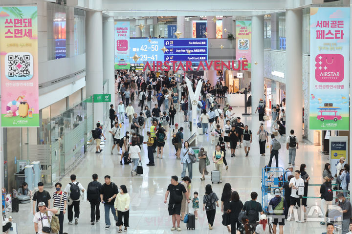[인천공항=뉴시스] 권창회 기자 = K 콘텐츠가 인기를 끌면서 한국을 찾는 관광객이 큰 폭으로 늘고 있다. 사진은 인천국제공항 1터미널 면세구역 모습. 2025.09.01. kch0523@newsis.com