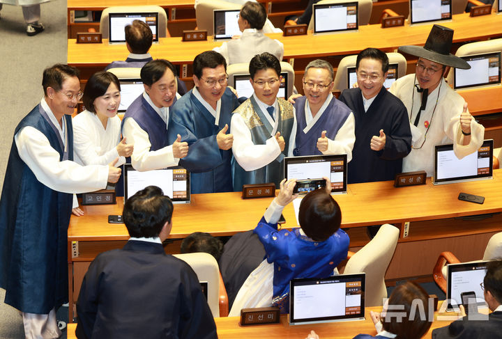 [서울=뉴시스] 고승민 기자 = 한복을 입은 더불어민주당 의원들이 1일 서울 여의도 국회에서 열린 제429회 국회(정기회) 제1차 본회의에서 시작 전 기념촬영하고 있다. 2025.09.01. kkssmm99@newsis.com