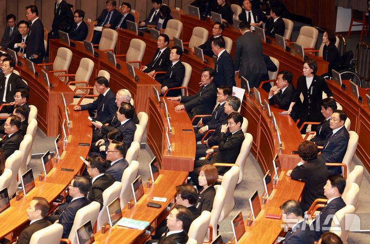 [서울=뉴시스] 고승민 기자 = 검은 양복과 근조리본을 착용한 국민의힘 의원들이 1일 서울 여의도 국회에서 열린 제429회 국회(정기회) 제1차 본회의에 출석하고 있다. 2025.09.01. kkssmm99@newsis.com