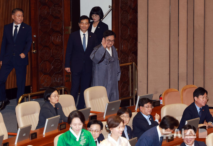 [서울=뉴시스] 고승민 기자 = 한복을 입은 우원식 국회의장이 1일 서울 여의도 국회에서 열린 제429회 국회(정기회) 제1차 본회의에 입장하고 있다. 2025.09.01. kkssmm99@newsis.com