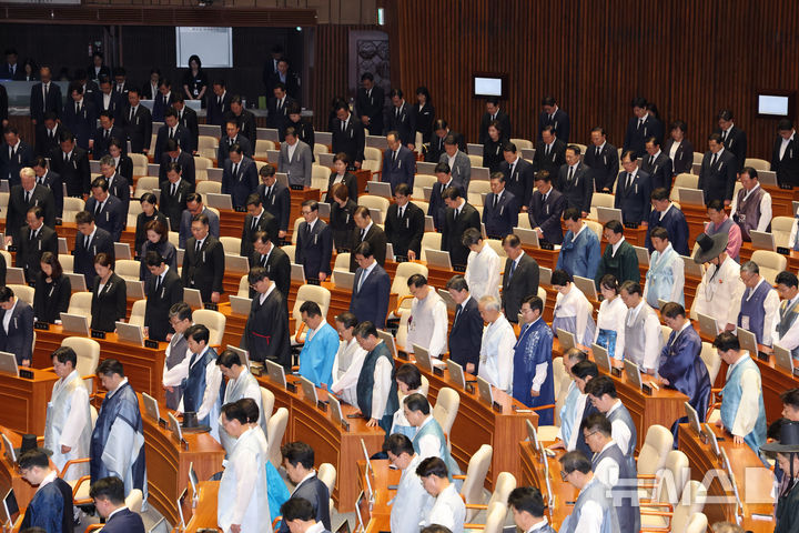 [서울=뉴시스] 김명년 기자 = 1일 오후 서울 여의도 국회 본회의장에서 9월 정기국회 개회식이 열리고 있다. 이날 국민의힘은 여당에 항의하는 의미로 검은색 상복을 입고 참석했다. 2025.09.01. kmn@newsis.com