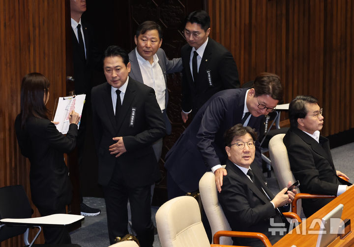 [서울=뉴시스] 김금보 기자 = 장동혁 국민의힘 대표가 1일 오후 서울 여의도 국회에서 열린 제22대 제429회국회(정기회) 개회식에 상복을 입고 출석하고 있다. 2025.09.01. kgb@newsis.com