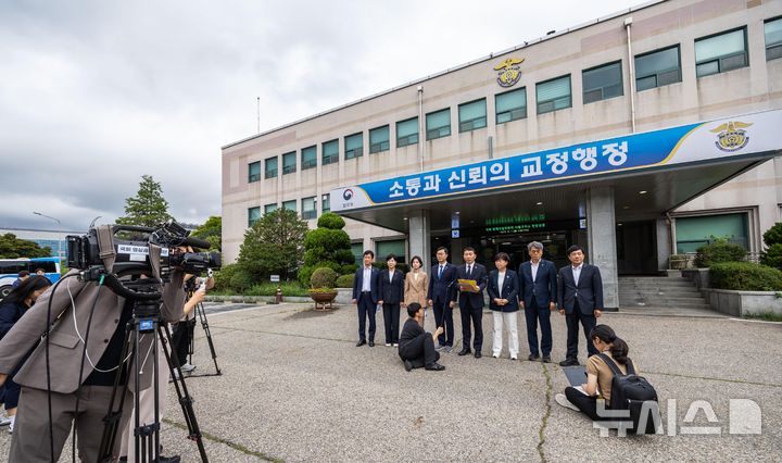 [의왕=뉴시스] 국회사진기자단 = 김용민 국회 법제사법위원회 더불어민주당 간사가 지난 1일 경기도 의왕시 서울구치소에서 열린 현장검증을 마치고 브리핑을 하고 있다. 이날 법사위는 윤석열 전 대통령 수감 중 특혜 제공 여부를 확인하고 특검 출석 요구 당시 윤 전 대통령이 옷을 벗고 버티는 과정이 있었는지 여부를 CCTV 등의 영상기록으로 열람했다. 2025.09.01. photo@newsis.com