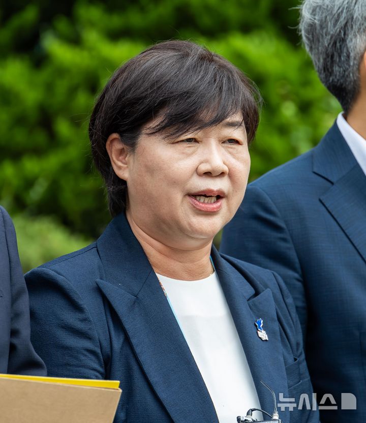 [의왕=뉴시스] 국회사진기자단 = 서영교 더불어민주당 의원이 1일 경기도 의왕시 서울구치소에서 열린 현장검증을 마치고 발언하고 있다. 이날 법사위는 윤석열 전 대통령 수감 중 특혜 제공 여부를 확인하고 특검 출석 요구 당시 윤 전 대통령이 옷을 벗고 버티는 과정이 있었는지 여부를 CCTV 등의 영상기록으로 열람했다. 2025.09.01. photo@newsis.com