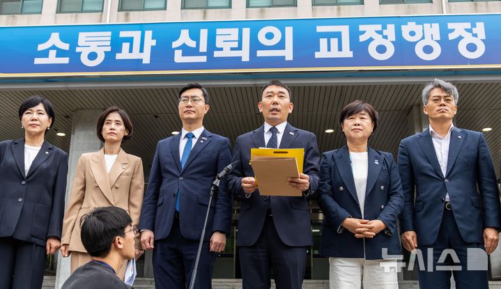 [의왕=뉴시스] 국회사진기자단 = 김용민 국회 법제사법위원회 더불어민주당 간사가 지난 9월1일 경기도 의왕시 서울구치소에서 열린 현장검증을 마치고 브리핑을 하고 있다. 이날 법사위는 윤석열 전 대통령 수감 중 특혜 제공 여부를 확인하고 특검 출석 요구 당시 윤 전 대통령이 옷을 벗고 버티는 과정이 있었는지 여부를 CCTV 등의 영상기록으로 열람했다. 2025.09.01. photo@newsis.com