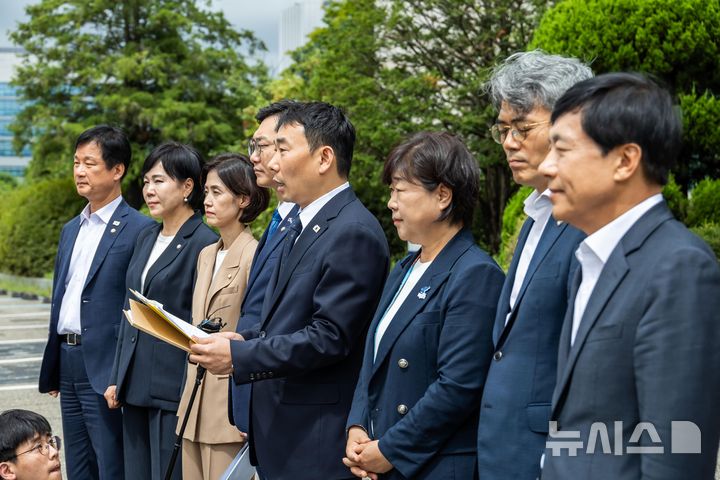 [의왕=뉴시스] 국회사진기자단 = 김용민 국회 법제사법위원회 더불어민주당 간사가 1일 경기도 의왕시 서울구치소에서 열린 현장검증을 마치고 브리핑을 하고 있다. 이날 법사위는 윤석열 전 대통령 수감 중 특혜 제공 여부를 확인하고 특검 출석 요구 당시 윤 전 대통령이 옷을 벗고 버티는 과정이 있었는지 여부를 CCTV 등의 영상기록으로 열람했다. 2025.09.01. photo@newsis.com