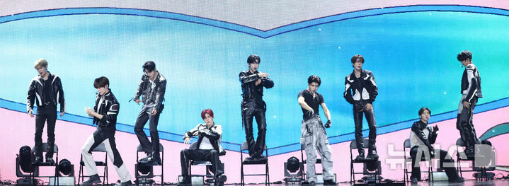 [서울=뉴시스] 김혜진 기자 = 그룹 제로베이스원이 지난 1일 오후 서울 용산구 블루스퀘어에서 열린 첫 번째 정규앨범 '네버 세이 네버(NEVER SAY NEVER)' 발매 기념 쇼케이스에서 무대를 선보이고 있다. (사진은 기사와 관련이 없습니다.) 2025.09.01. jini@newsis.com