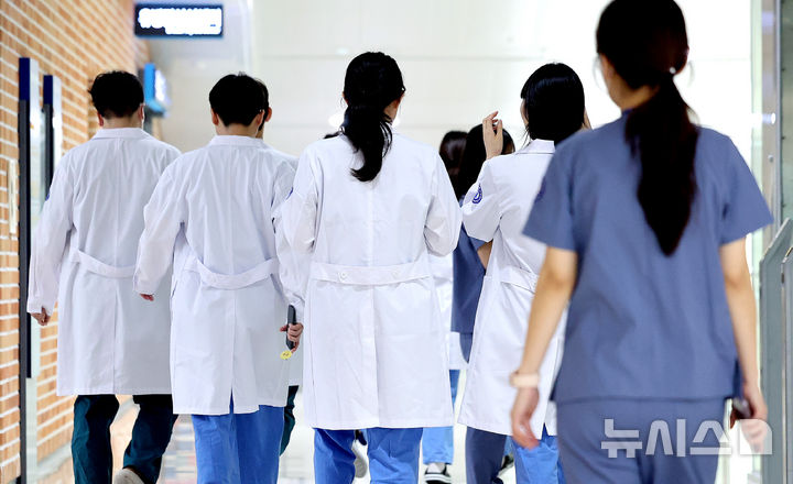 올해 새내기 의사 818명 배출…의정 갈등 전 27% 수준