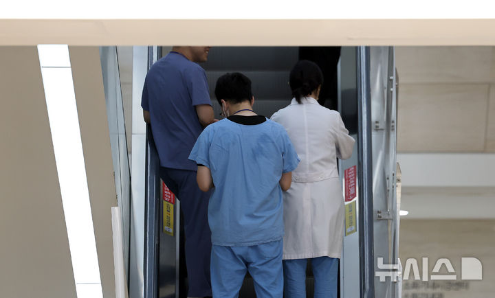 [대구=뉴시스] 이무열 기자 = 대구 시내의 한 대학병원에서 의료진들이 이동하고 있다. 2025.09.01. lmy@newsis.com