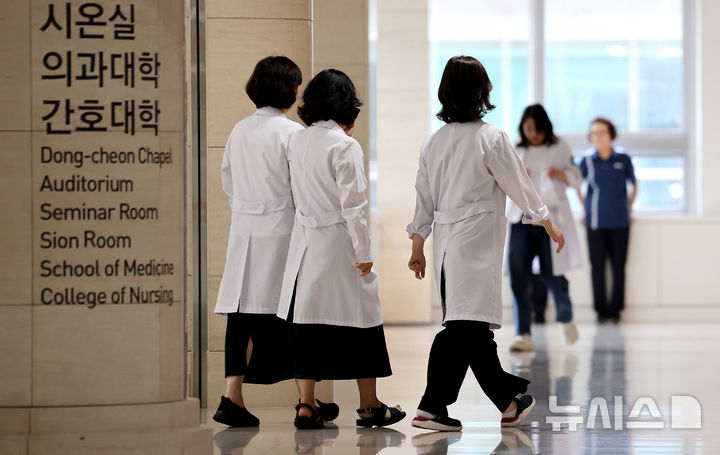 [대구=뉴시스] 지난 1일 대구 시내의 한 대학병원에서 의료진들이 이동하고 있다. (사진은 의사와 관련이 없습니다.) 2025.09.01. lmy@newsis.com