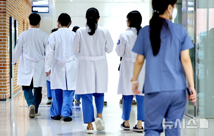 [대구=뉴시스] 이무열 기자 = 의과대학 증원 정책에 반발해 집단 사직했던 전공의들이 수련병원에 복귀한 1일 대구 시내의 한 대학병원에서 의료진들이 이동하고 있다. 2025.09.01. lmy@newsis.com