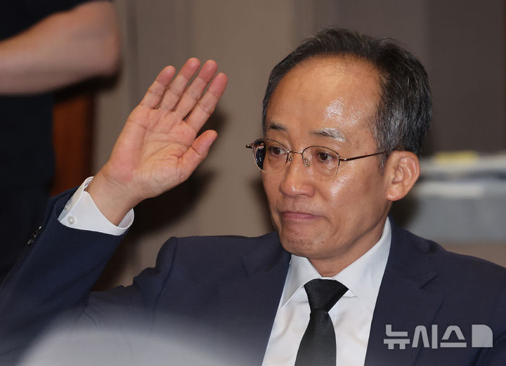 [서울=뉴시스] 김명년 기자 = 추경호 국민의힘 의원이 1일 오후 서울 여의도 국회에서 열린 의원총회에 참석해 있다. 2025.09.01. kmn@newsis.com