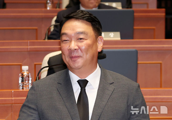 [서울=뉴시스] 김명년 기자 = 정희용 국민의힘 사무총장이 1일 오후 서울 여의도 국회에서 열린 의원총회에 참석해 있다. 2025.09.01. kmn@newsis.com