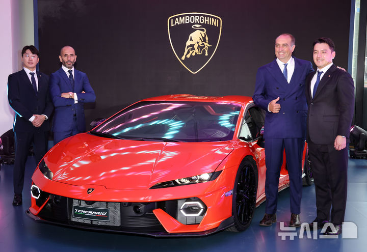 [부산=뉴시스] 하경민 기자 = 이탈리아 슈퍼카 '람보르기니' 부산 전시장 개관식이 열린 1일 해운대구 전시장에서 강민구(왼쪽부터) 이탈리아 오토모빌리 세일즈 본부장, 프란체스코 스카르다오니 아시아·태평양 지역 디렉터, 페데리코 포스키니 오토모빌리 람보르기니 마케팅·세일즈 총괄 책임자, 권혁민 이탈리아 오토모빌리 대표가 공개한 '테메라리오' 옆에서 기념사진을 찍고 있다.&nbsp; 부산 전시장은 국내 4번째이자 비수도권 첫 람보르기니 전시장으로, 지상3층, 연면적 2710㎡ 규모로 판매와 서비스, 부품 등의 서비스를 한 곳에서 원스톱으로 제공한다. 2025.09.01. yulnetphoto@newsis.com
