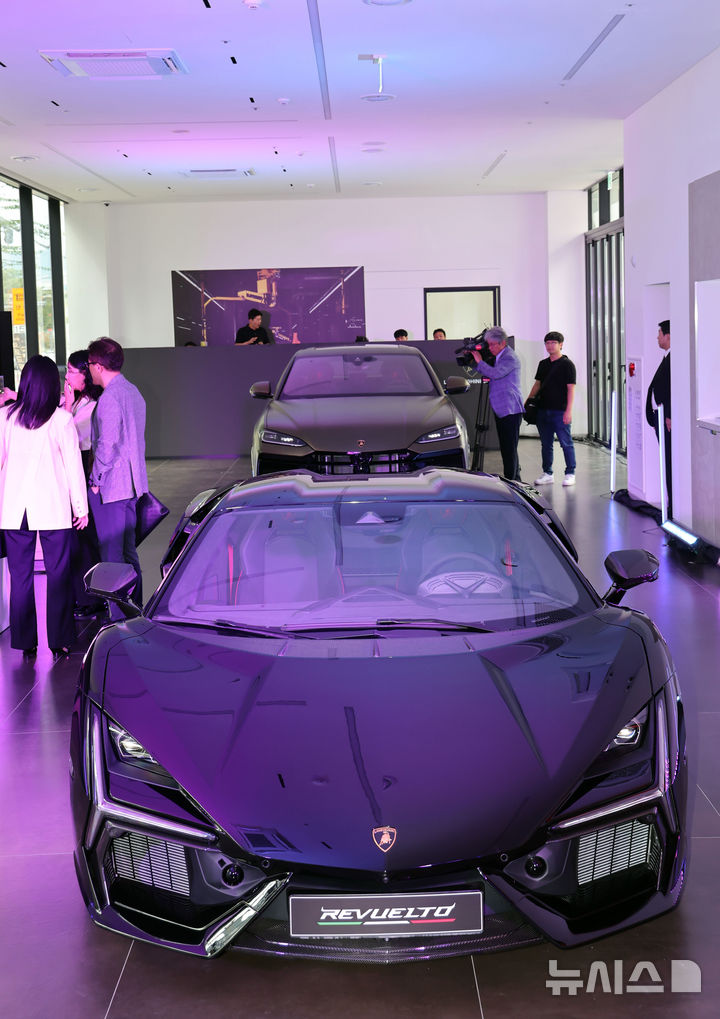 [부산=뉴시스] 하경민 기자 = 이탈리아 슈퍼카 '람보르기니' 부산 전시장 개관식이 열린 1일 해운대구 전시장을 찾은 취재진 등이 전시차량을 둘러보고 있다. 부산 전시장은 국내 4번째이자 비수도권 첫 람보르기니 전시장으로, 지상3층, 연면적 2710㎡ 규모로 판매와 서비스, 부품 등의 서비스를 한 곳에서 원스톱으로 제공한다. 2025.09.01. yulnetphoto@newsis.com