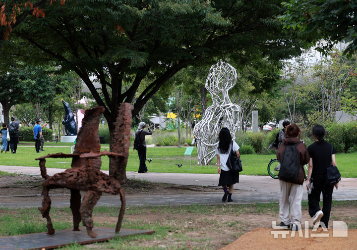 [서울=뉴시스] 이영환 기자 = 1일 서울 광진구 뚝섬한강공원에서 열린 제2회 서울조각페스티벌을 찾은 시민들이 전시된 조각을 살펴보고 있다. 2025.09.01. 20hwan@newsis.com