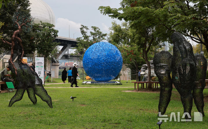 [서울=뉴시스] 이영환 기자 = 1일 서울 광진구 뚝섬한강공원에서 열린 제2회 서울조각페스티벌을 찾은 시민들이 전시된 조각을 살펴보고 있다. 2025.09.01. 20hwan@newsis.com