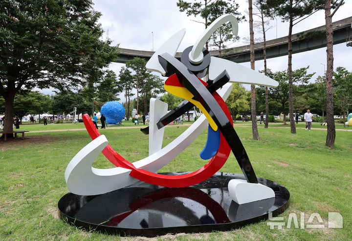 [서울=뉴시스] 이영환 기자 = 1일 서울 광진구 뚝섬한강공원에서 열린 제2회 서울조각페스티벌을 찾은 시민들이 전시된 조각을 살펴보고 있다. 2025.09.01. 20hwan@newsis.com