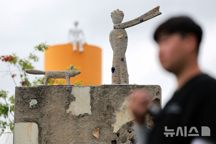 [서울=뉴시스] 이영환 기자 = 1일 서울 광진구 뚝섬한강공원에서 제2회 서울조각페스티벌이 진행되고 있다.2025.09.01. 20hwan@newsis.com