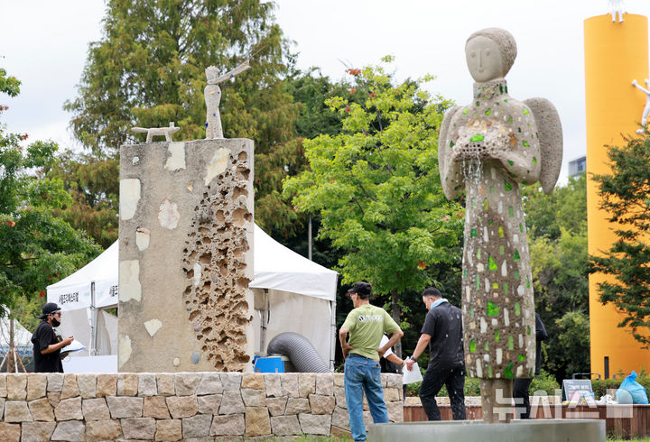 [서울=뉴시스] 이영환 기자 = 1일 서울 광진구 뚝섬한강공원에서 열린 제2회 서울조각페스티벌을 찾은 시민들이 전시된 조각을 살펴보고 있다. 2025.09.01. 20hwan@newsis.com